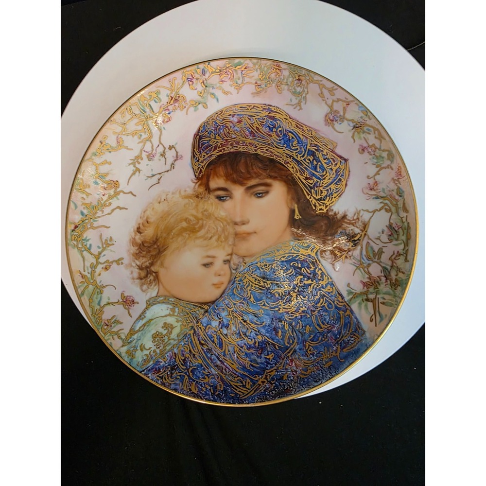 Plate 1987 Collector titled The Edna Hibel Mother's Day 8.5 Inch Excellent Condi